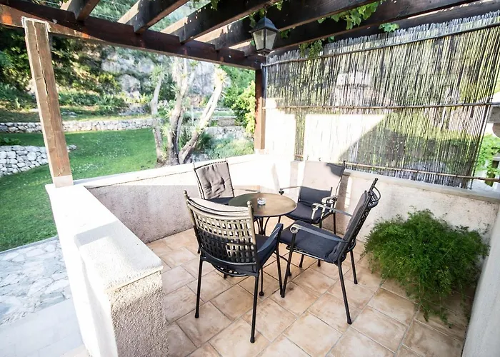 Kameni Dvori - Family Near Dubrovnik Holiday home Lovorno